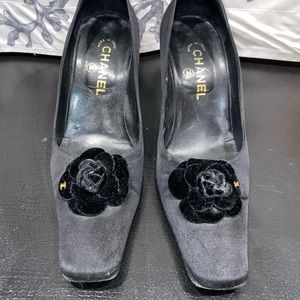 Gorgeous CHANEL satin & velvet pumps